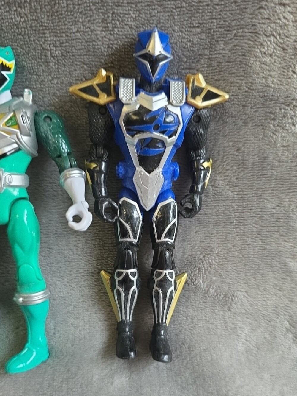 Power Ranger Action Figures Set - Red, Green & Blue - Picture 4 of 6
